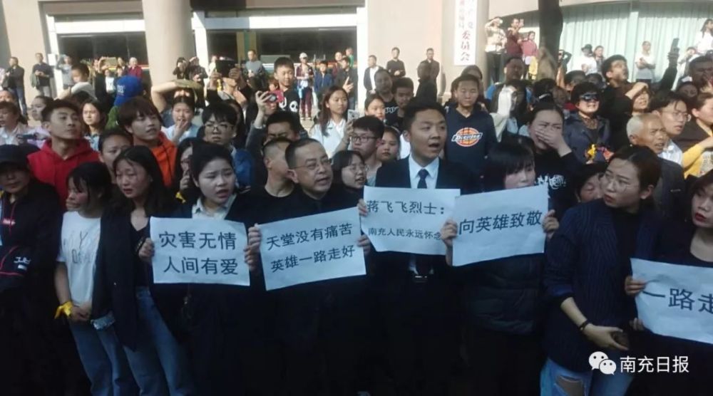 "山河已无恙,英雄请安息 蒋飞飞哥哥手捧遗相缓缓进入烈士陵园
