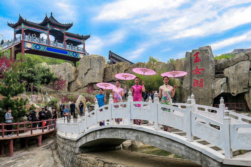 方城七峰山秀丽的景区,玉女湖上的翩翩起舞旗袍秀