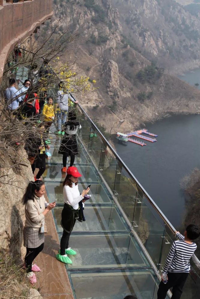 清明假期首日五莲山旅游风景区迎来"井喷式"游客高峰!