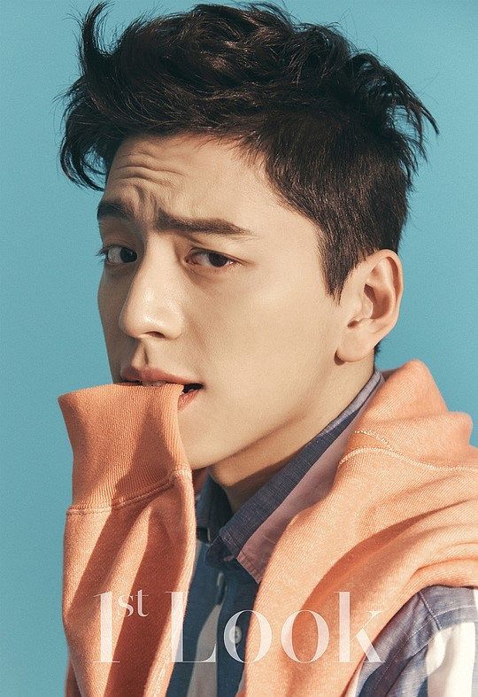 王大陆无惧传言飞韩国拍时装杂志照 叼衣角暖笑散发型