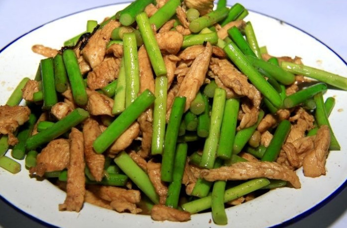 炒蒜苔时,到底要不要焯水,做错这关键一步,难怪