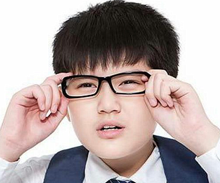 青少年近视高达500度?常做3"妙招",或许还有一丝"生路