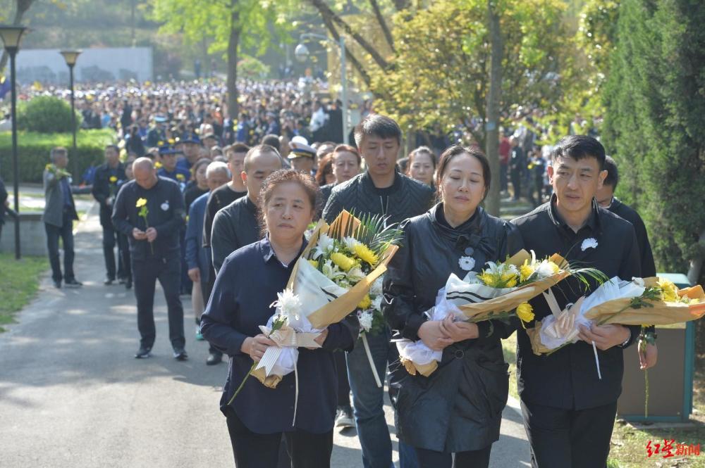 烈士刘代旭的父亲:儿子你最心爱的23号球衣 给你带来了