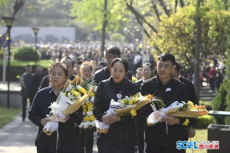 全国各地群众含泪迎接救火烈士们回家