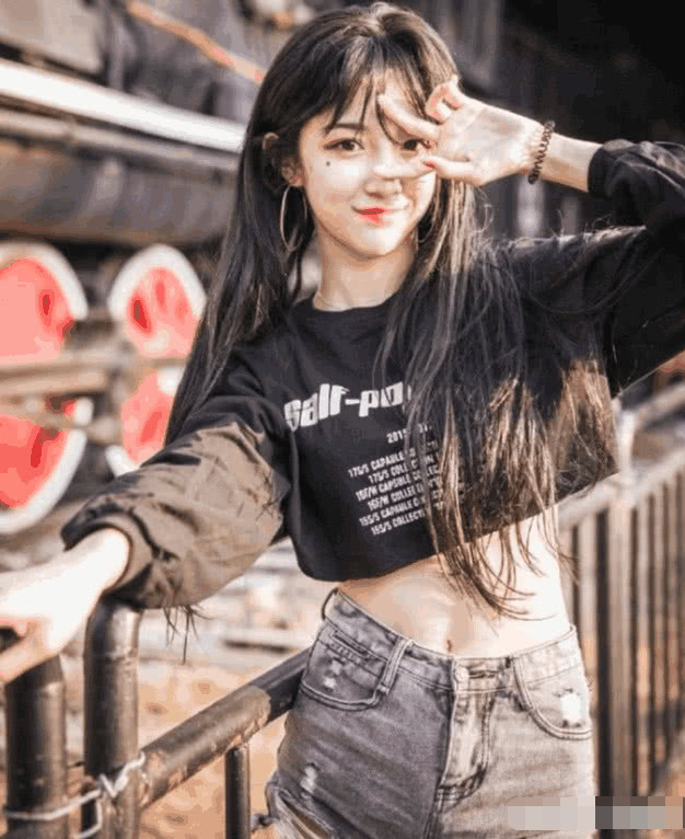 女装大佬艾比不慎漏出小肚囊,网友:这"马甲线"女生都自愧不如