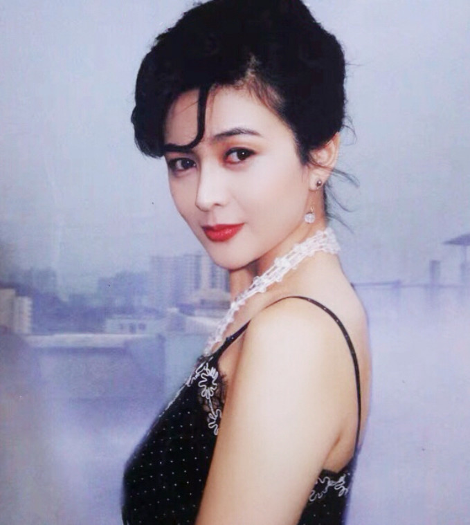 56岁关之琳脸大腰圆,像极了大妈本人