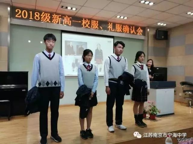 宁海中学校服也是个别人家的学校,不管是穿礼服还是西装,都仿佛从