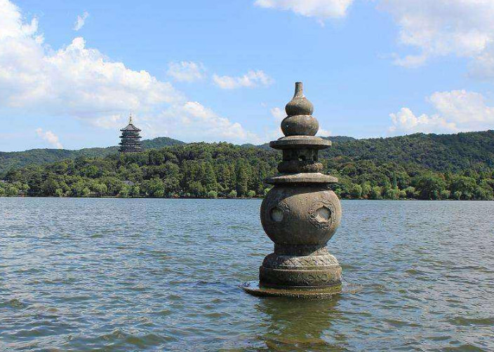 说起西湖,大概是人尽皆知,它是我国著名的旅游景区,也是第1个免费的