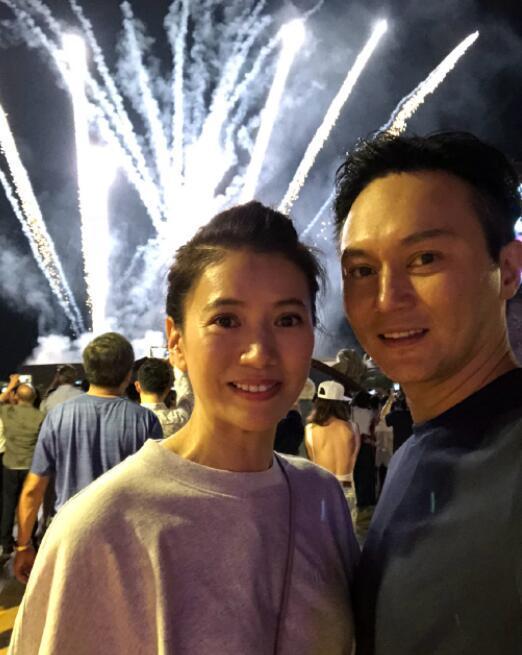 张智霖晒老婆袁咏仪素颜照,带其去每周必吃的餐厅,网友:真爱了