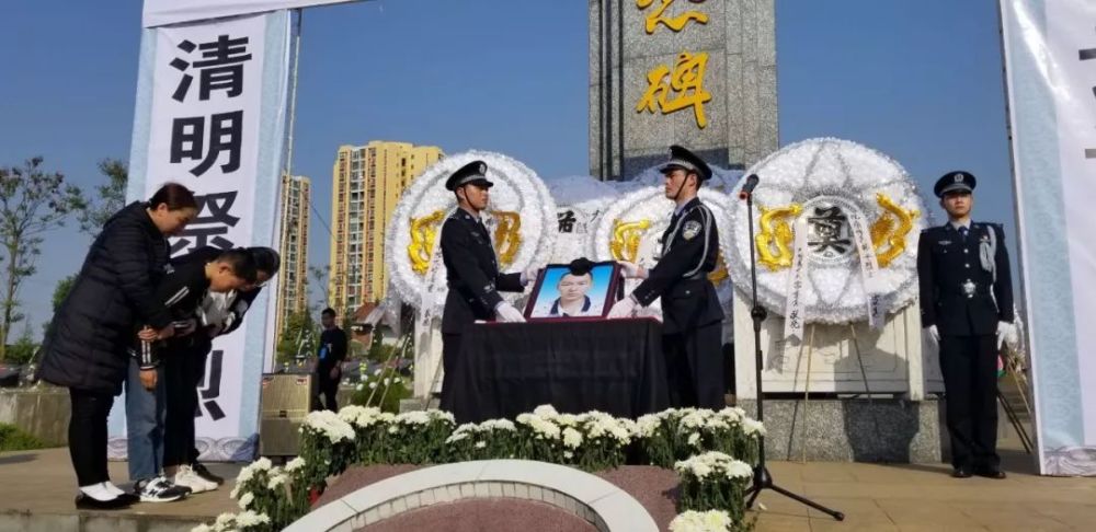烈士邹平魂归故土,数万人自发送别英雄!