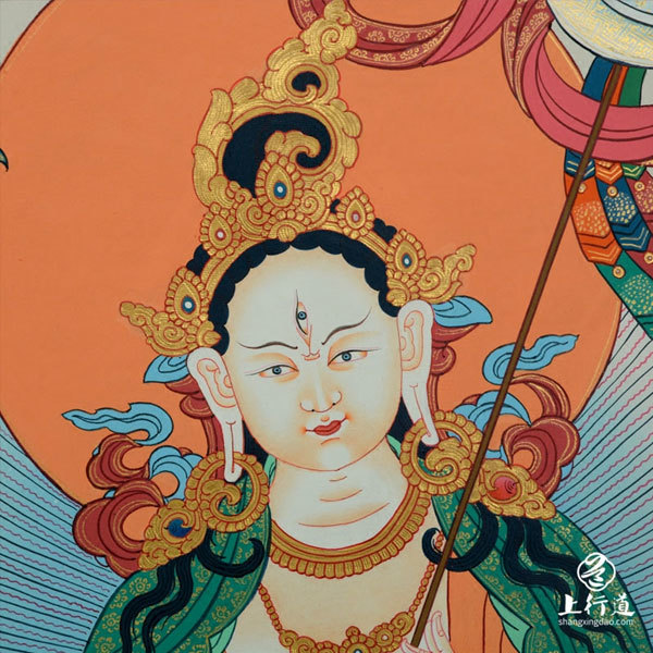 大白伞盖佛母是一尊女佛,白色的身体,有三个头,头上有小头,很多的
