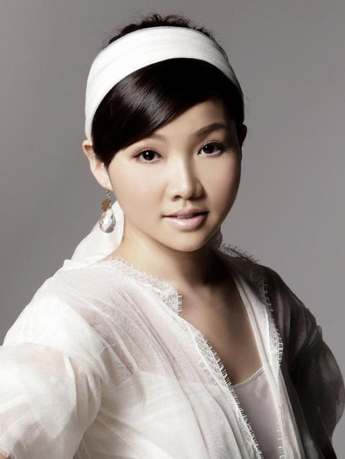 王莉出生于安徽合肥,青年女高音歌唱家毕业于中国音乐