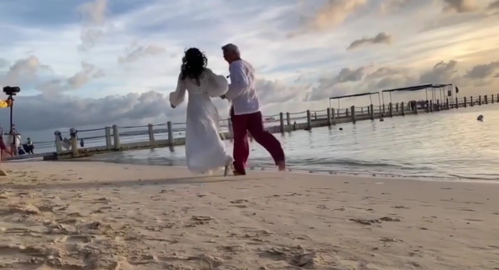 张庭夫妇烟花下浪漫亲吻,林瑞阳一脸坏笑,两人手牵手海边散步