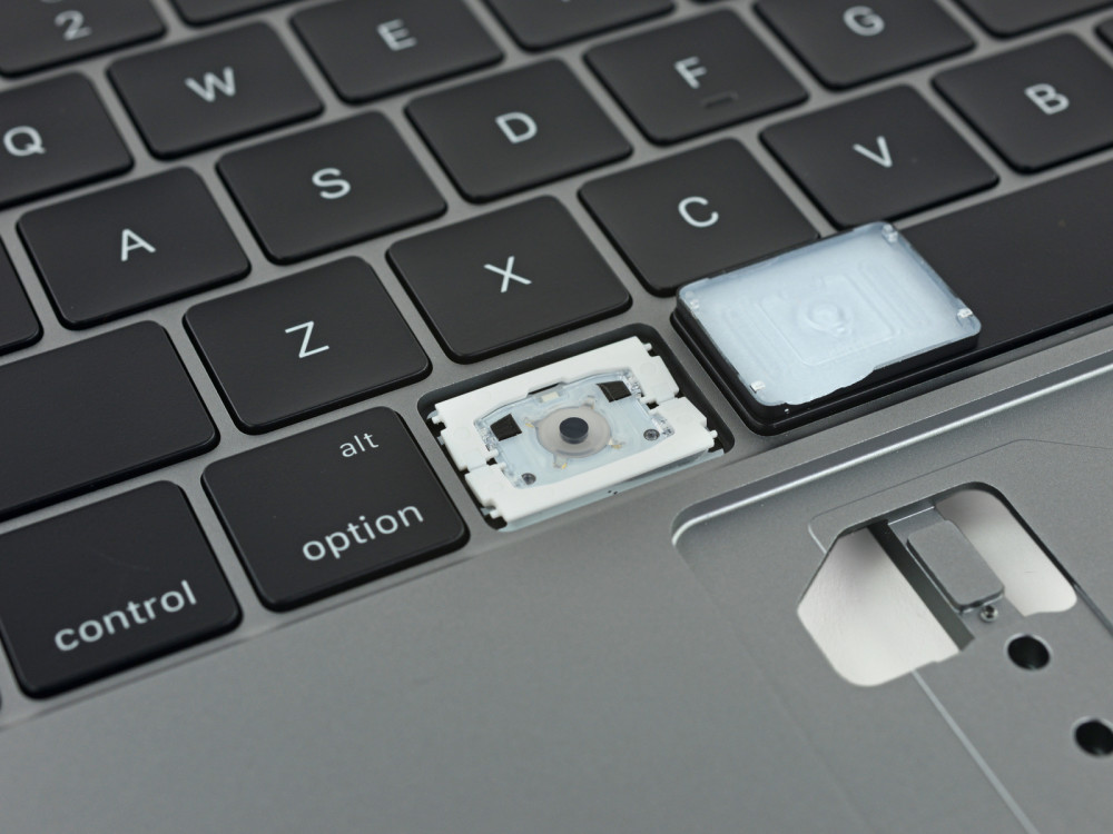 2015-2017款macbook所使用的蝶式键盘存在设计缺陷,容易进灰并导致