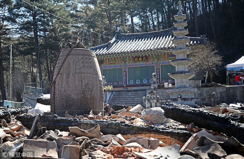 韩国江原一寺庙发生火灾,现场遍地狼藉