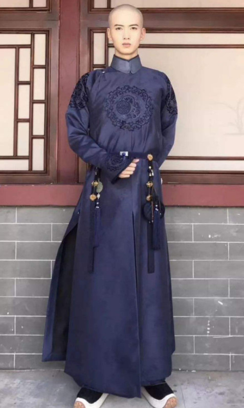 陈宥维还在于正的《延禧攻略》中出演了五阿哥永琪一角,不过当时没有