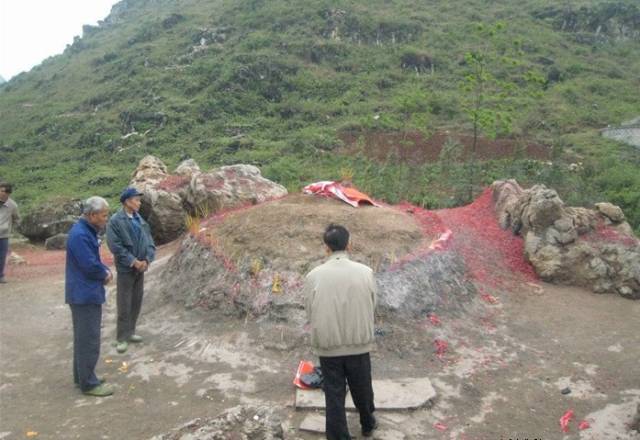 读书人中举后返乡的时候再次路过那个乞丐死去的地方,看见乞丐的尸体