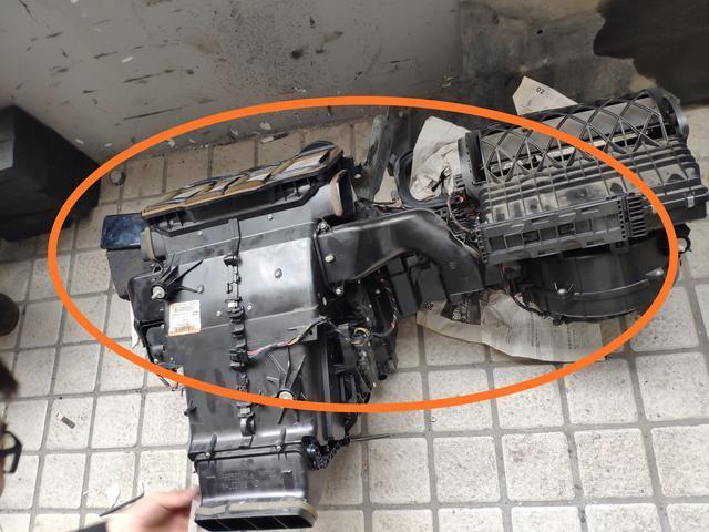 一分钟了解奔驰r350拆解仪表台,暖风水箱漏水导致