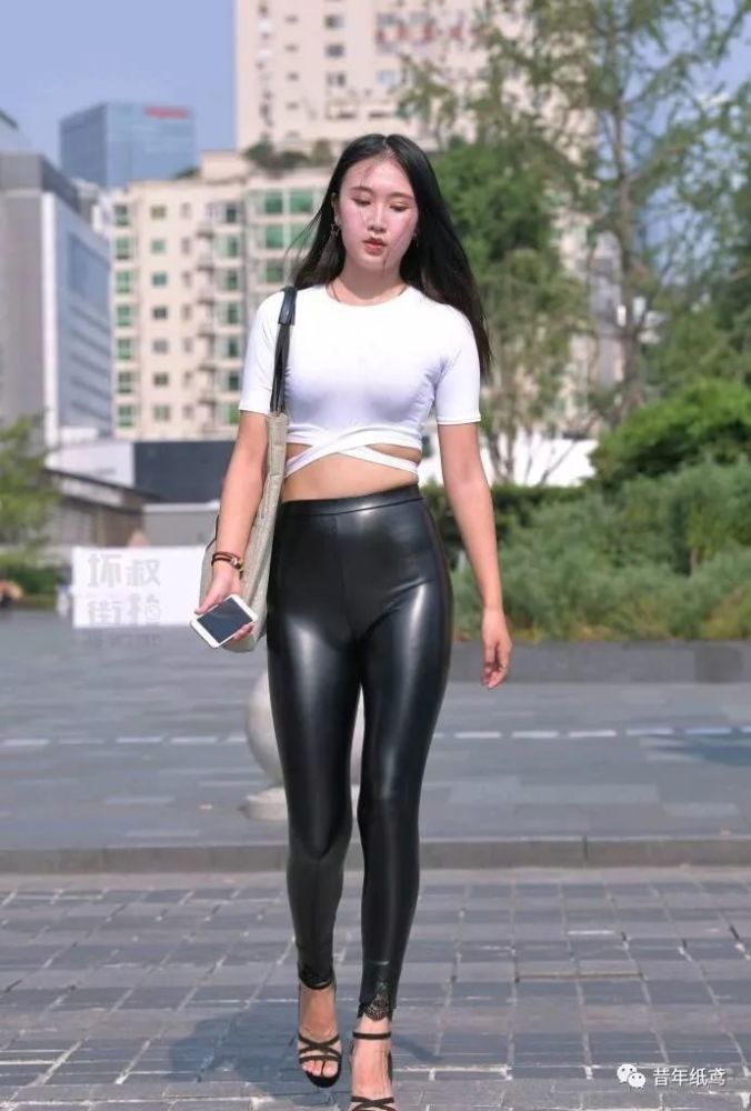 美少妇开放式穿搭,紧身裙勾勒出完美的身材,女人味十足!