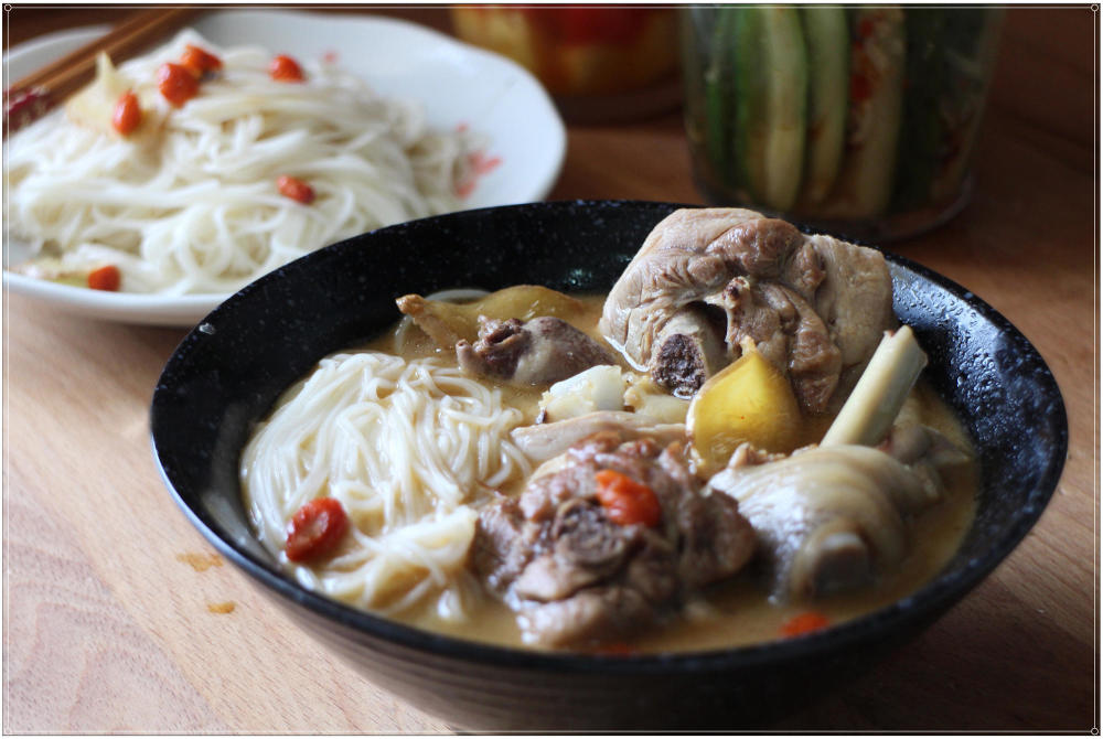 鸡肉和面条一起吃，不油不腻、咸香开胃，大口吃肉也不用担心长肉