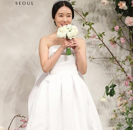 韩国女神齐聚婚礼 徐贤蓝裙清新脱俗 天然女神孙艺珍太气质 看点快报
