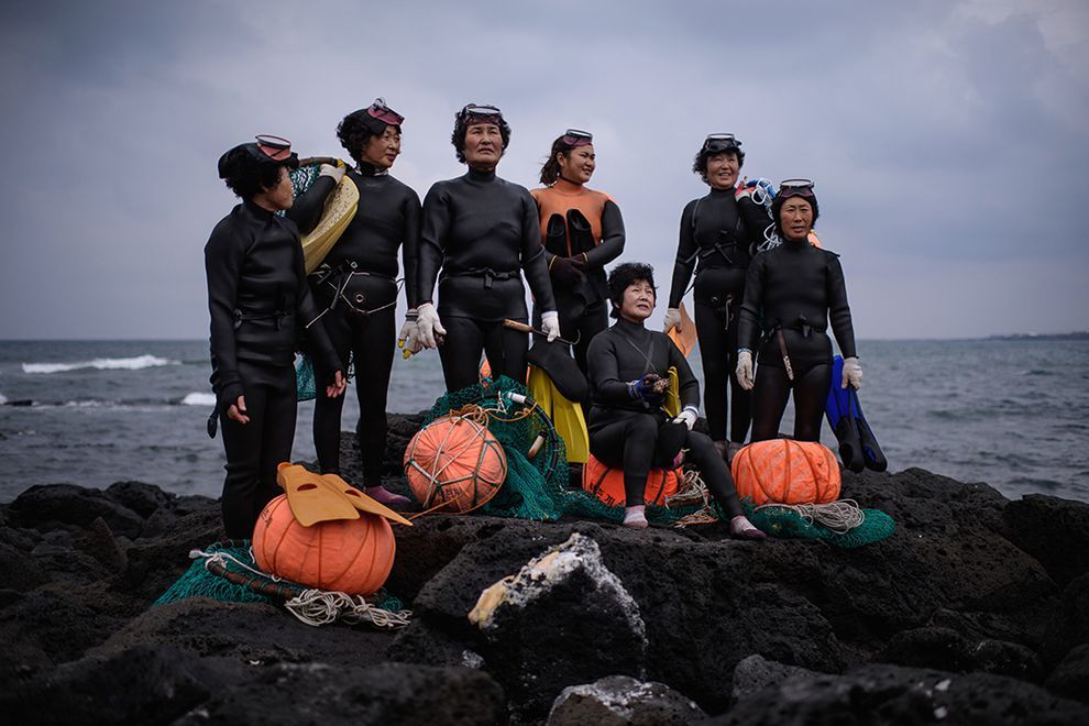 逐渐消失的韩国海女,最年轻的超过50岁,她们还能坚持多久?