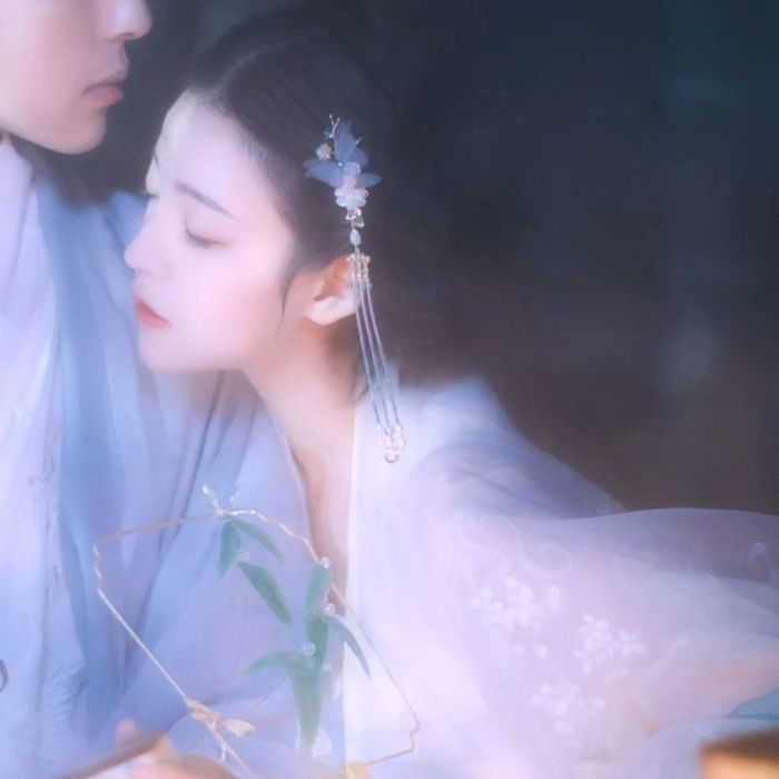 情侣头像:风里有花香,身边有最爱的人