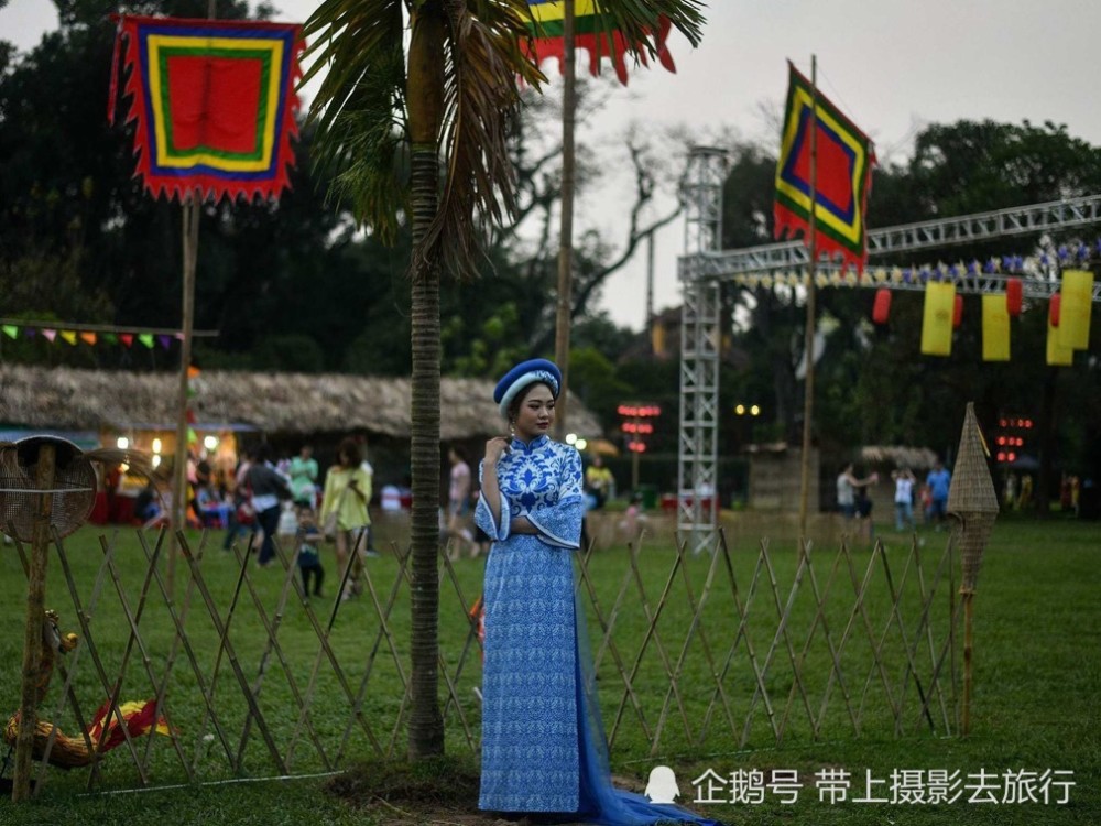 实拍越南传统文化节现场,女子穿奥黛服饰入场,回头率