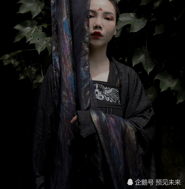 听说"汉服"头像挺火,暗黑系的来凑个热闹,女王气场真不是盖的