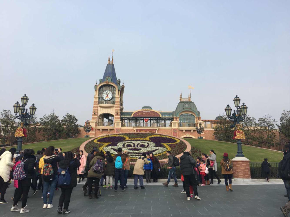上海迪士尼受游客吐槽,进门之前要被搜身