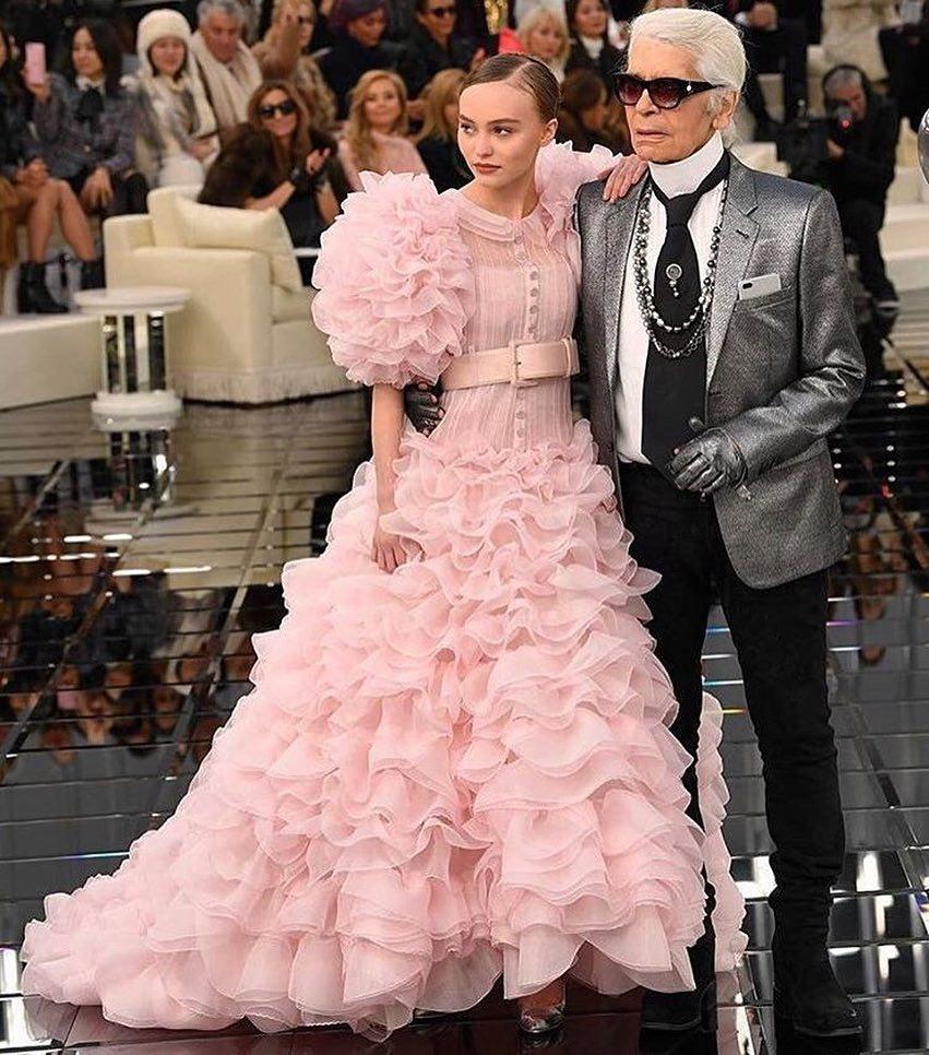 甜茶星二代女友又出新大片,老佛爷看着长大,出