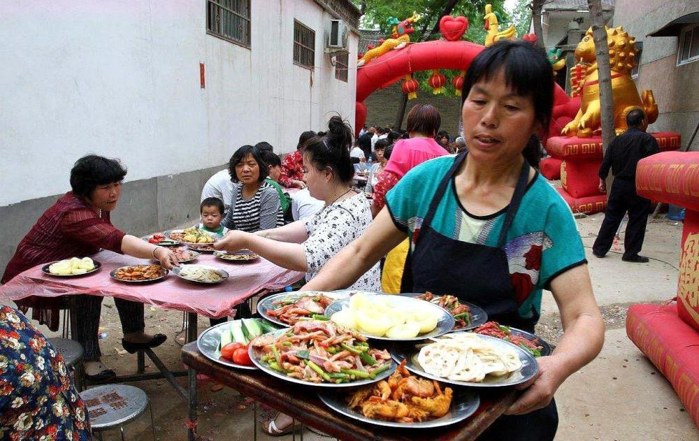在农村红白喜事排场越来越大,但人越来越少,为啥,老农