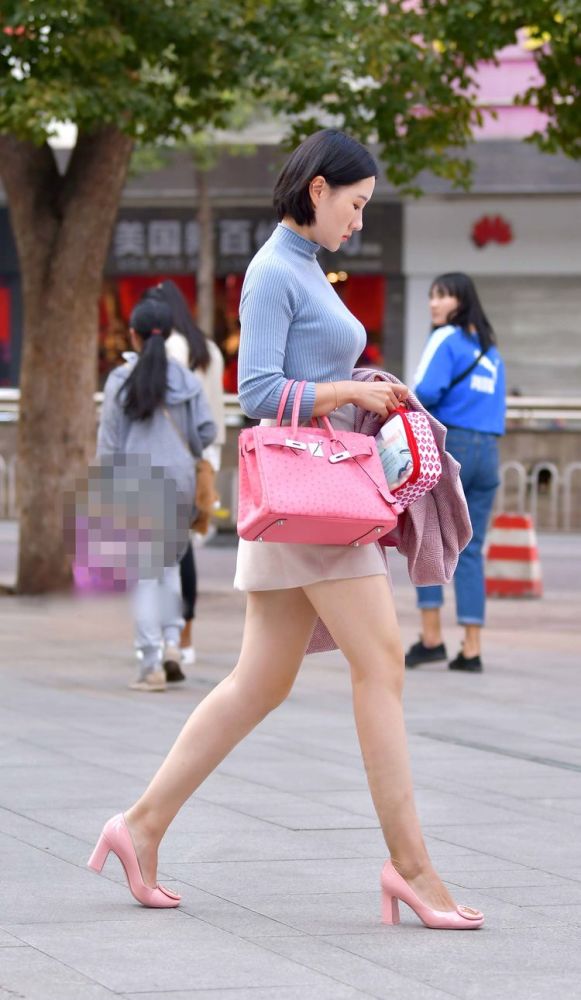 路人街拍:小姐姐这样穿真时尚,轻轻松松就穿出大长腿!