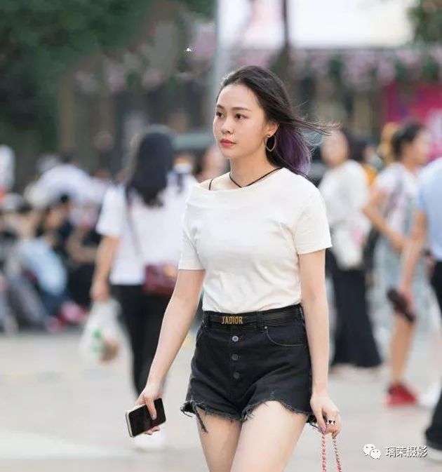 白色短袖搭配短裤,小姐姐散发出不一样的韵味