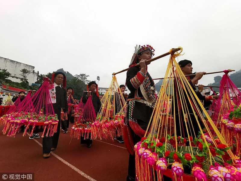 广西河池:巴马寿乡万人巡游欢度"三月三"