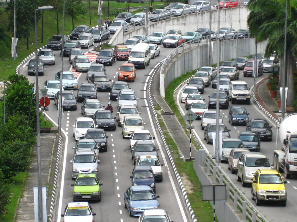 厉害了,高速路上堵车,钓友下车找了条野河狂拉马口!