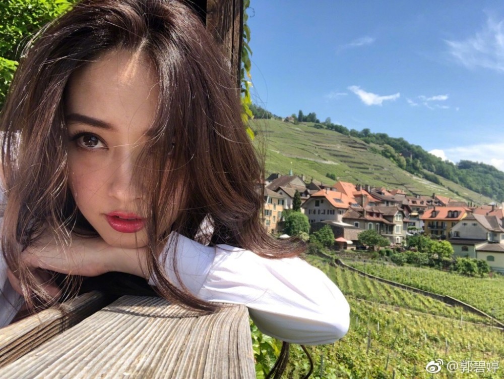 郭碧婷坦言读书时期不是校花,看她高中的旧照后,班花都挨不上边