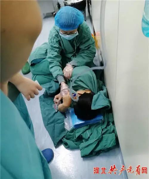 女医生躺在地上吸氧的照片在邯郸朋友圈热传