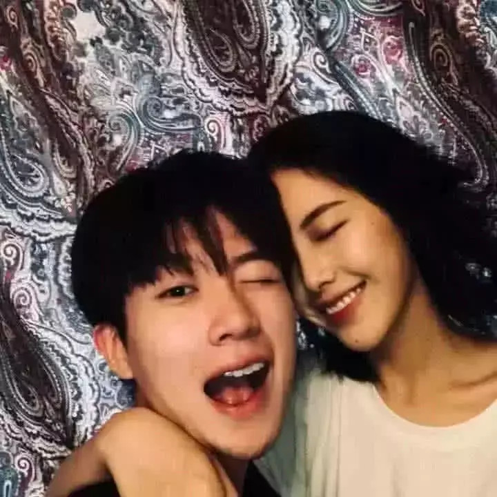 最近超火的情侣头像,壁咚算什么?这能直接让女友趴下