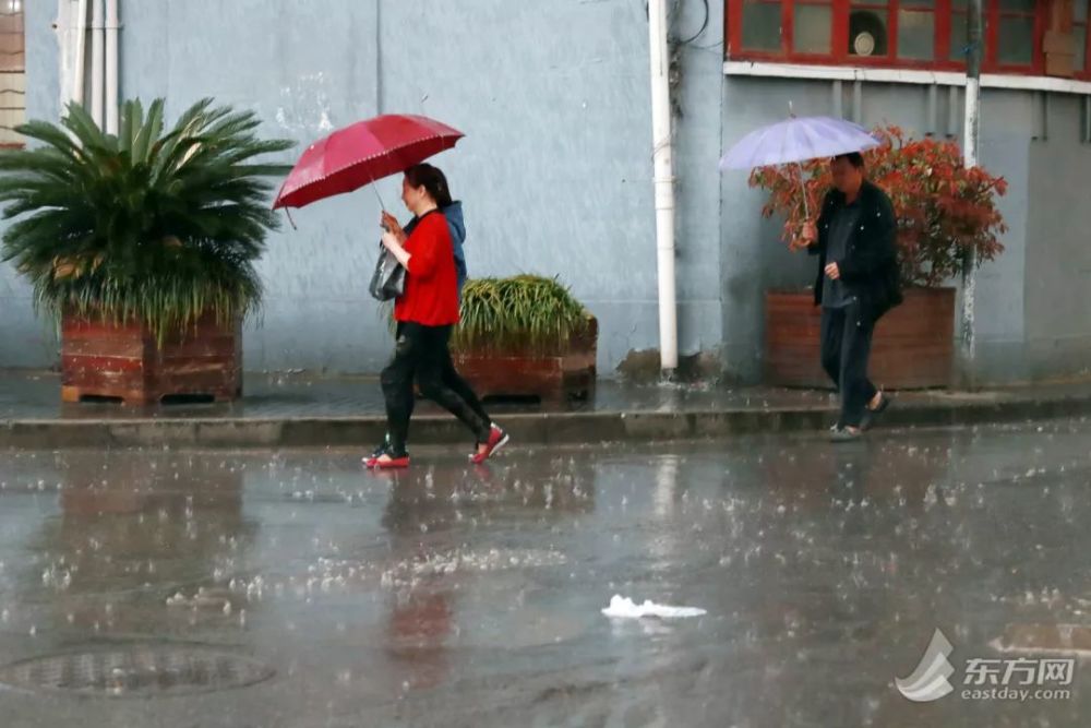 环卫工人用衣服挡雨