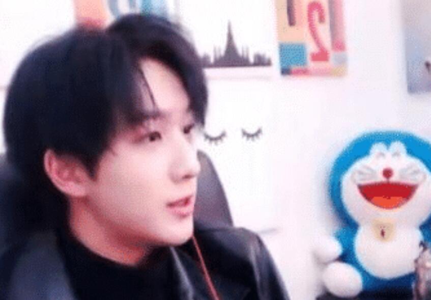 李宏毅斗鱼首播,旭旭宝宝吐槽他打DNF像蔡徐