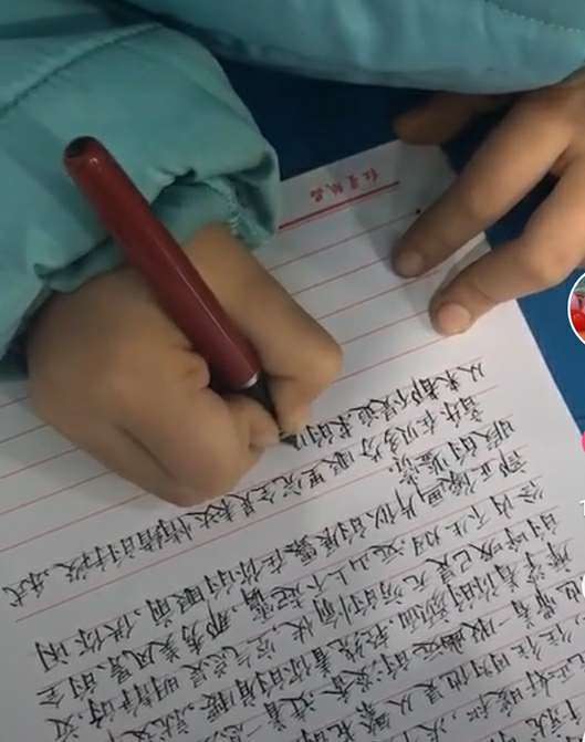 二年级小学生写作业被偷拍,网友看后果断怒赞:这个孩子了不得