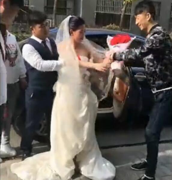 新郎抱新娘进门,新娘提一要求,新郎直接把新娘扔到了地上!
