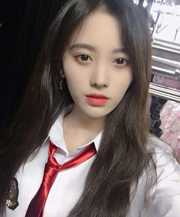 本以为鞠婧祎已经够美了,看过她母亲的照片后,网友:可以出道了