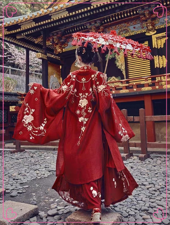 最近火了"不露脸"汉服拍照,网友:只要你买不起,我们就