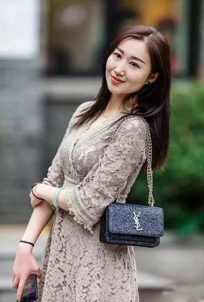 路人街拍:气质小姐姐都很时尚,懂得自己最美的一面