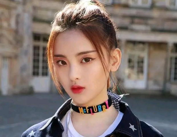 有种"证件照"叫杨超越,失去美颜滤镜的她成这样,网友