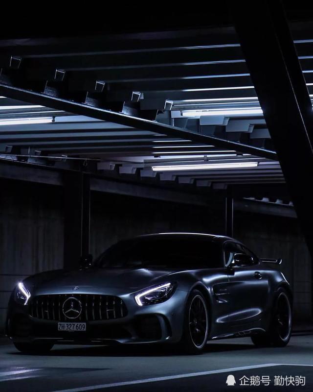 暗夜霓虹下的梅赛德斯奔驰amg gtr