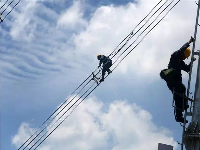 【常识】高压电线为什么没有绝缘外皮,下雨天也不会触电?