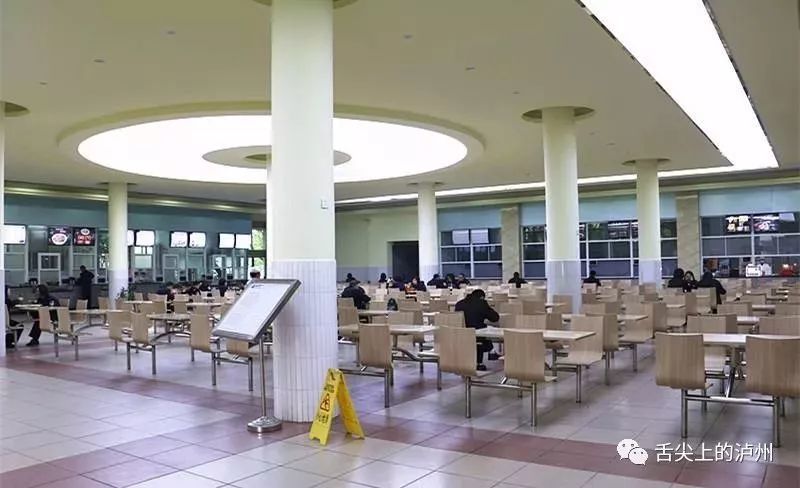 是水井沟,万象汇 是校门口对面的小吃街 还是便宜实惠的学校食堂呢?